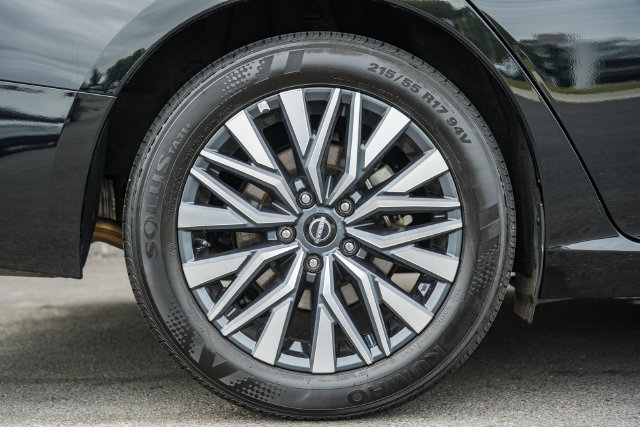 Used 2025 Nissan Altima 2.5 SV FWD image 19