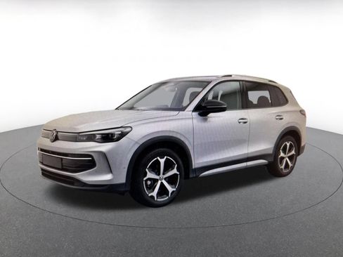 Used 2026 Volkswagen Tiguan SE AWD/4WD image 8