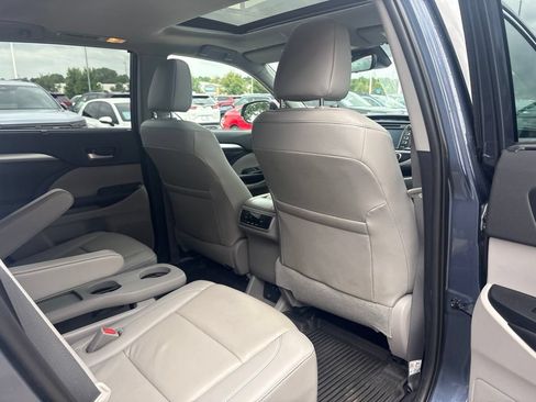 Used 2019 Toyota Highlander XLE AWD/4WD image 32