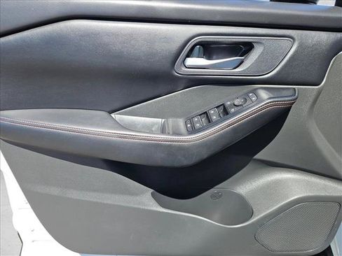 Certified 2025 Nissan Rogue SV AWD/4WD image 11