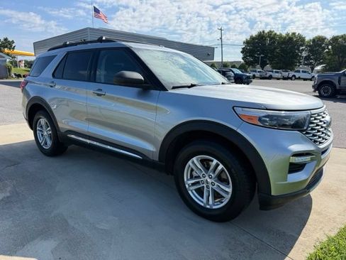 Used 2024 Ford Explorer XLT w/ Equipment Group 202A AWD/4WD image 4