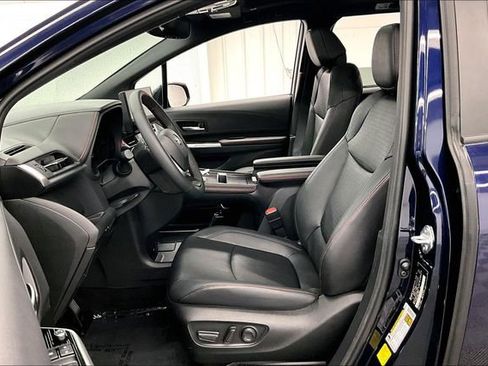 Used 2025 Toyota Sienna XSE FWD image 24