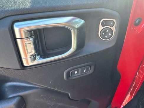 Used 2025 Jeep Wrangler Willys AWD/4WD image 11