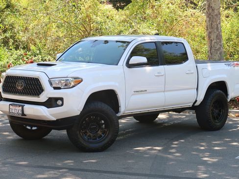 Used 2018 Toyota Tacoma TRD Sport w/ Technology Package image 2