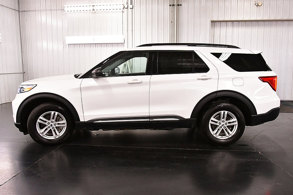 Used 2024 Ford Explorer XLT w/ Equipment Group 202A AWD/4WD image 4