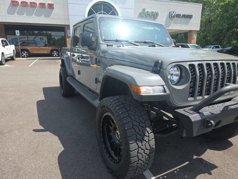 Used 2023 Jeep Gladiator Sport AWD/4WD image 3
