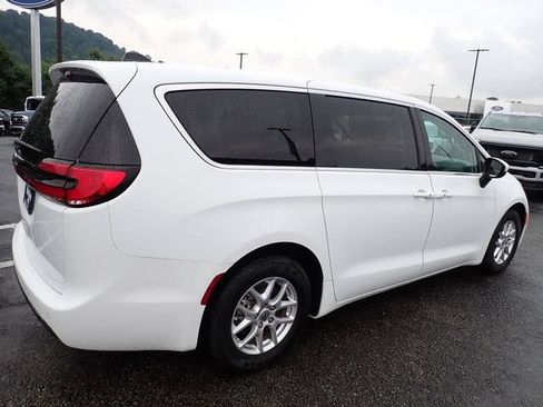 Used 2023 Chrysler Pacifica Touring-L FWD image 8