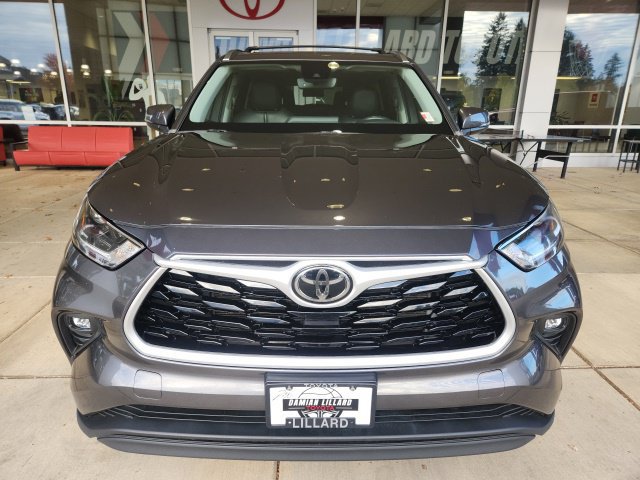 Used 2021 Toyota Highlander XLE AWD/4WD image 3