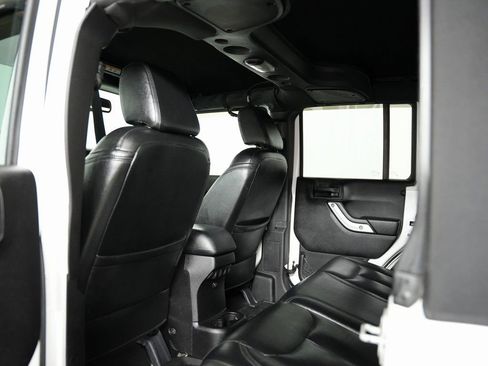 Used 2015 Jeep Wrangler Unlimited Sahara w/ Connectivity Group image 38