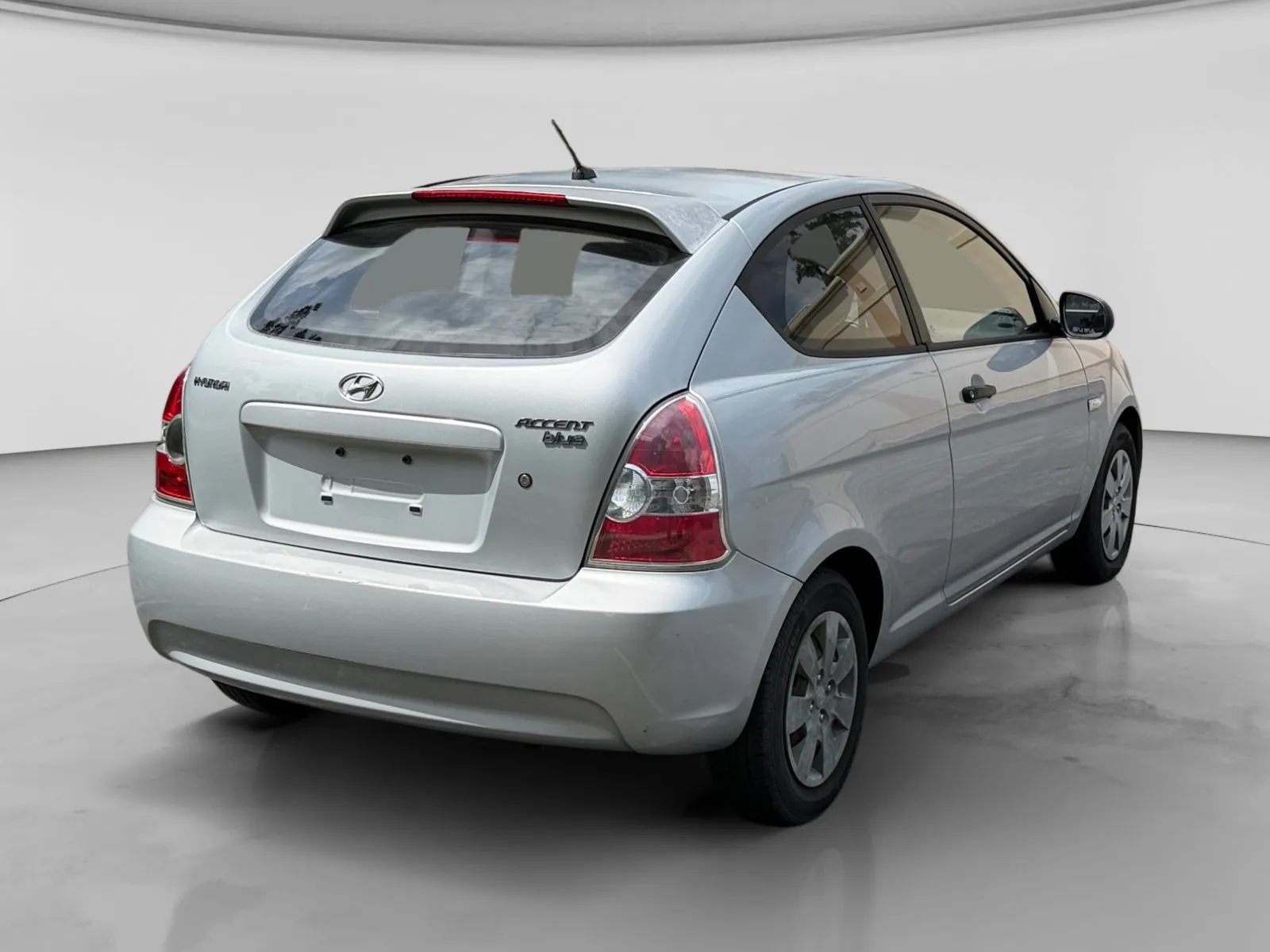 Used 2010 Hyundai Accent Hatchback w/ Air Conditioning Pkg 2 FWD image 5