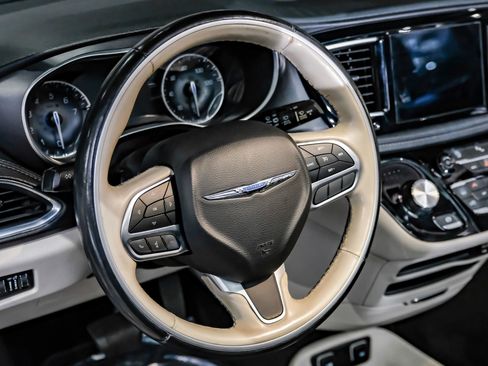 Used 2020 Chrysler Pacifica Limited image 21