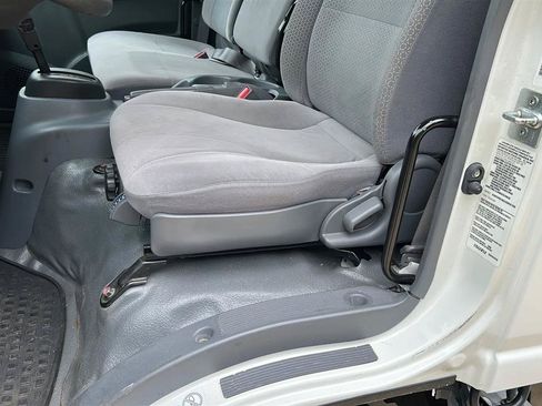 Used 2018 Isuzu NPR RWD image 33