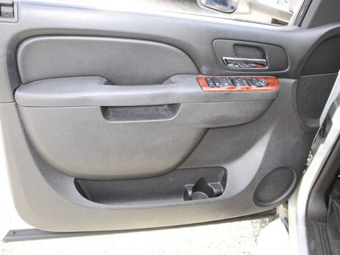 Used 2014 Chevrolet Suburban LS image 19