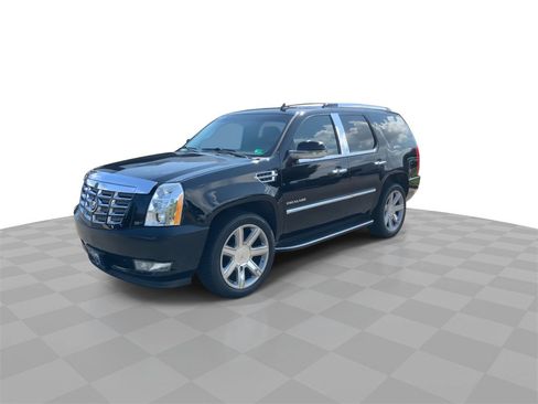 Used 2011 Cadillac Escalade 4D Sport Utility w/ Touring Package image 4