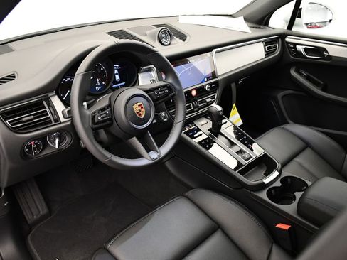 Certified 2026 Porsche Macan AWD/4WD image 4