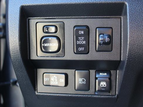 Used 2018 Toyota Tundra Limited image 12