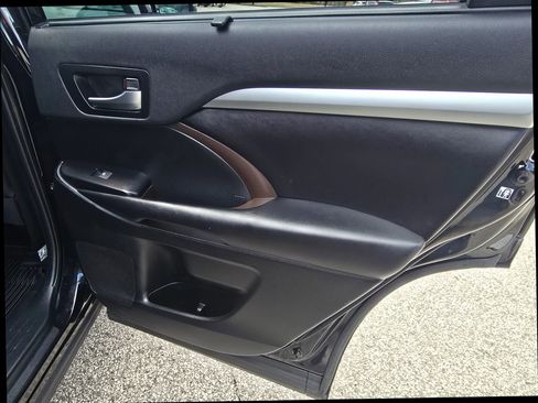 Used 2019 Toyota Highlander XLE image 22
