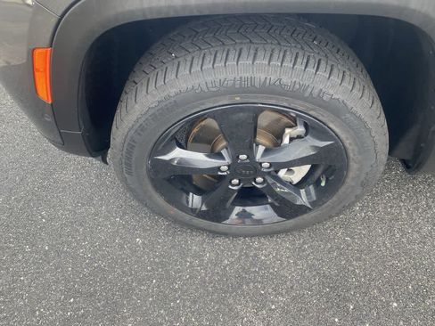 Used 2023 Jeep Grand Cherokee L Limited w/ Luxury Tech Group II image 10