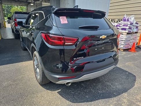 Used 2023 Chevrolet Blazer LT w/ Sound & Technology Package FWD image 3