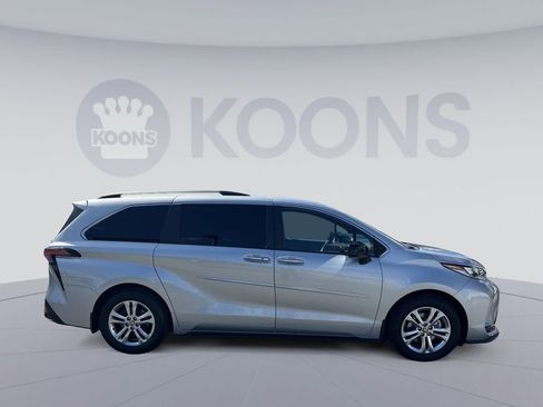 Used 2023 Toyota Sienna XSE w/ XSE Plus Package AWD/4WD image 8