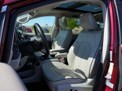Used 2017 Chrysler Pacifica Limited FWD image 12