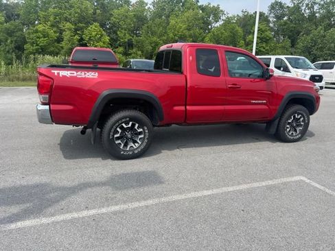 Used 2017 Toyota Tacoma SR5 AWD/4WD image 8