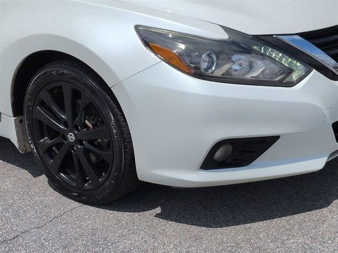 Used 2017 Nissan Altima 2.5 SR w/ Midnight Edition Package FWD image 9