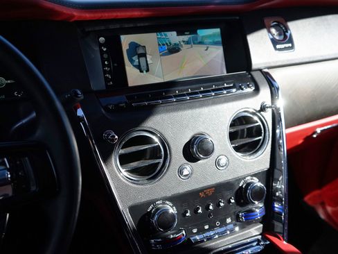 Used 2022 Rolls-Royce Cullinan w/ Cullinan Package image 9