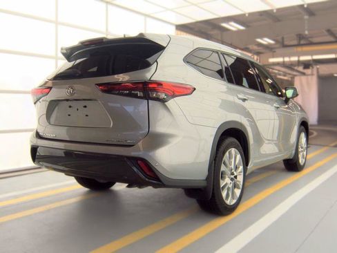 Used 2020 Toyota Highlander Limited AWD/4WD image 4