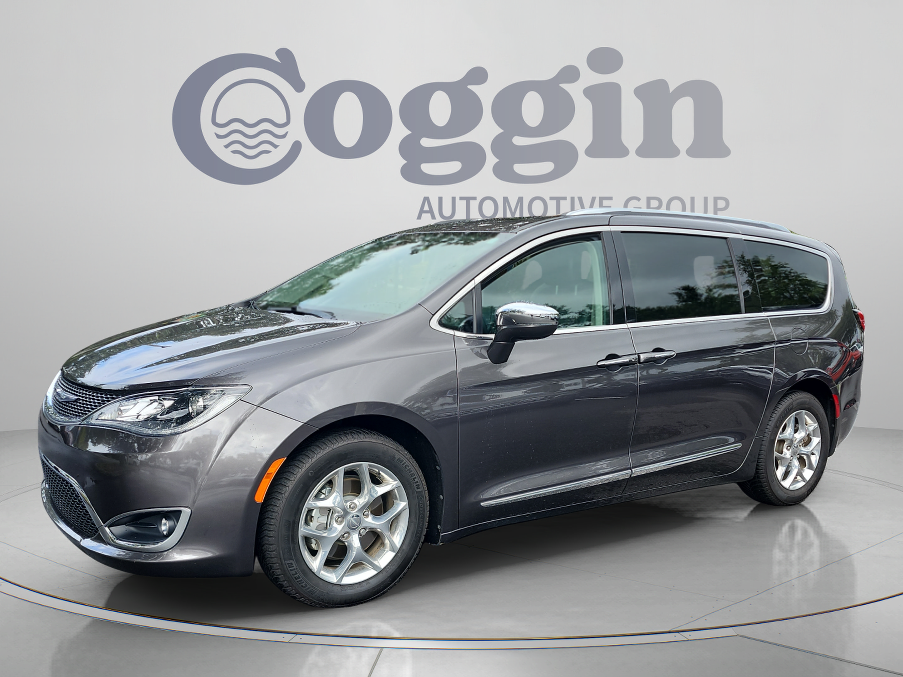 Used 2017 Chrysler Pacifica Limited FWD image 1