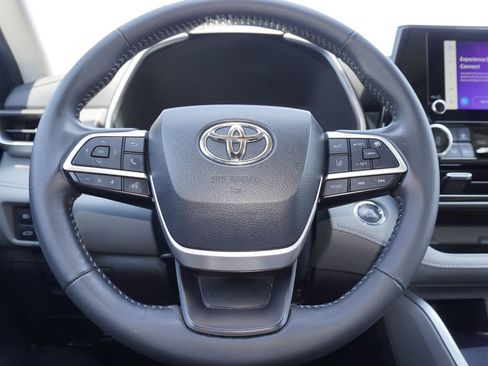 Used 2023 Toyota Highlander XLE AWD/4WD image 22