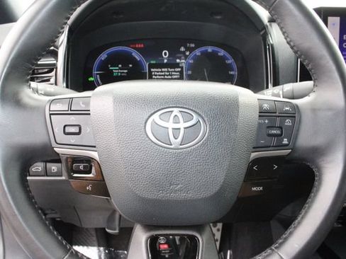 Used 2025 Toyota Camry XSE FWD image 18