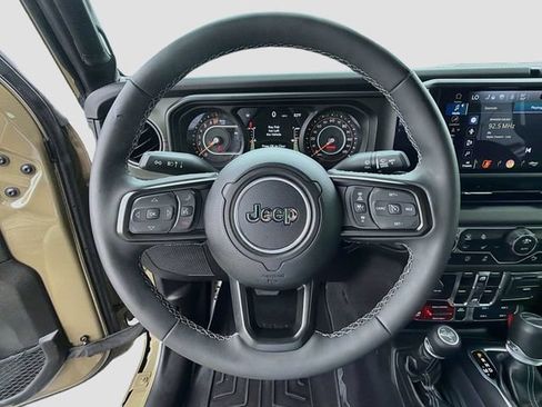 Used 2025 Jeep Gladiator Mojave AWD/4WD image 12