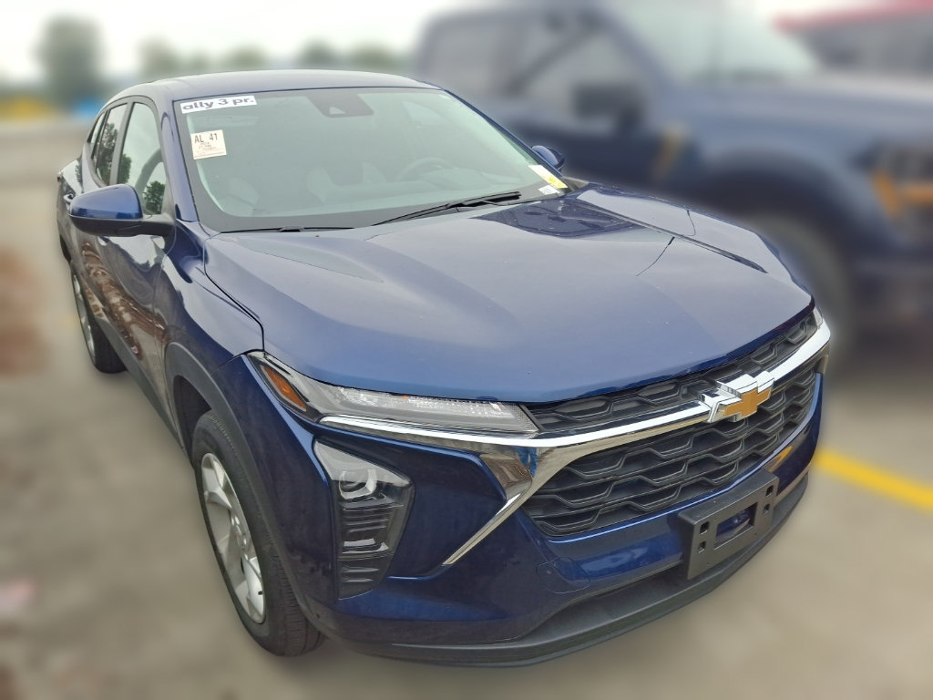 Used 2024 Chevrolet Trax LS w/ LS Convenience Package FWD image 3