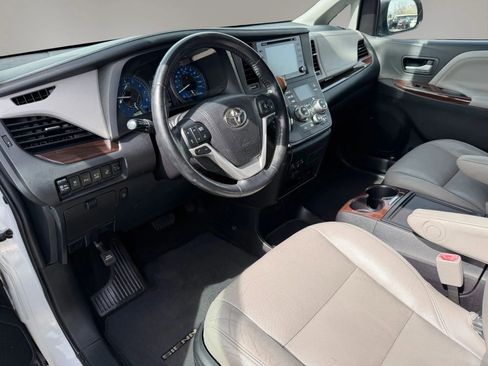 Used 2018 Toyota Sienna Limited Premium FWD image 17