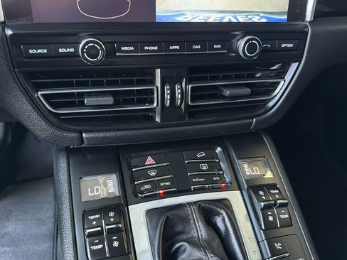 Used 2020 Porsche Macan AWD/4WD image 21
