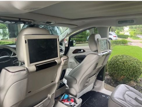 Used 2017 Chrysler Pacifica Limited FWD image 5