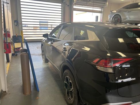 Used 2023 Kia Sportage LX image 3