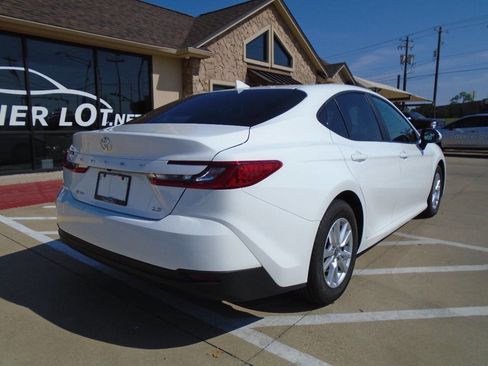 Used 2025 Toyota Camry LE image 8