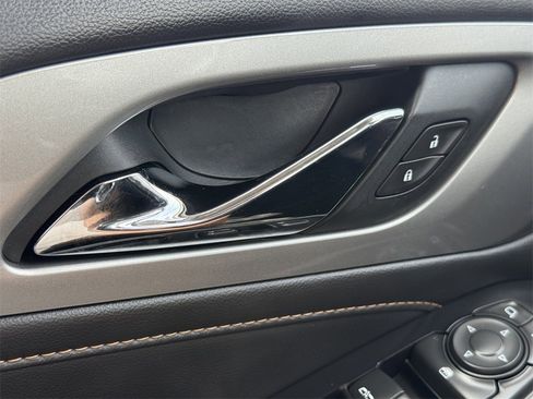 Used 2021 Chevrolet Traverse LT w/ LT Premium Package image 23