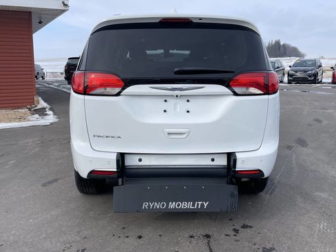 Used 2019 Chrysler Pacifica Touring-L image 8