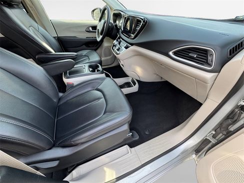 Certified 2024 Chrysler Pacifica Touring-L image 32