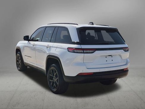 Used 2025 Jeep Grand Cherokee Altitude RWD image 4