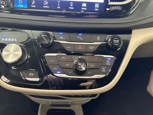 Used 2024 Chrysler Pacifica Select image 23