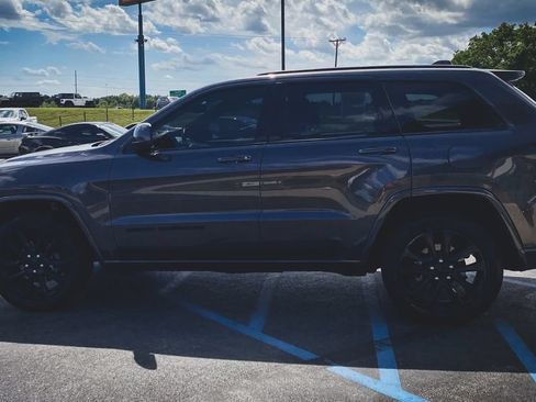 Used 2020 Jeep Grand Cherokee Altitude AWD/4WD image 22