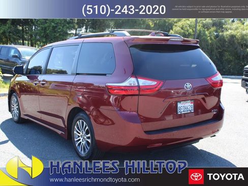 Used 2018 Toyota Sienna XLE Premium w/ Carpet Mat Package FWD image 9