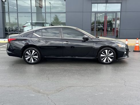 Certified 2021 Nissan Altima 2.5 SV w/ SV Premium Package image 2