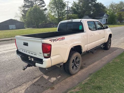 Used 2017 Toyota Tacoma TRD Sport image 6