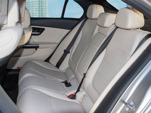 Used 2022 Mercedes-Benz C 300 Sedan w/ Exclusive Trim Package image 17