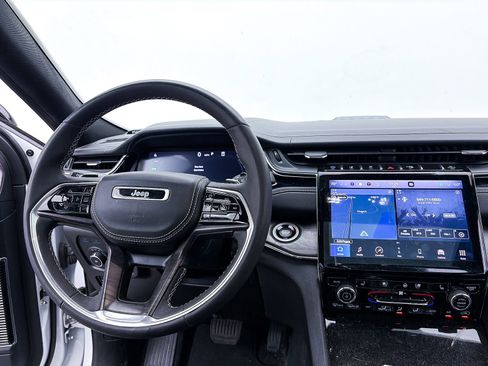 Used 2022 Jeep Grand Cherokee Overland w/ Luxury Tech Group IV AWD/4WD image 5